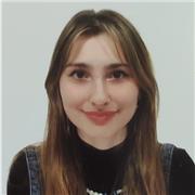 Chica dinámica y animada, a la que siempre le ha gustado ayudar y explicar a los niños sus tareas y el porqué de las cosas.